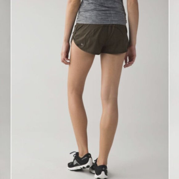 $68 Lululemon RUN FOR DAYS Shorts Deep Green Camo in Size 8 - Picture 2 of 10